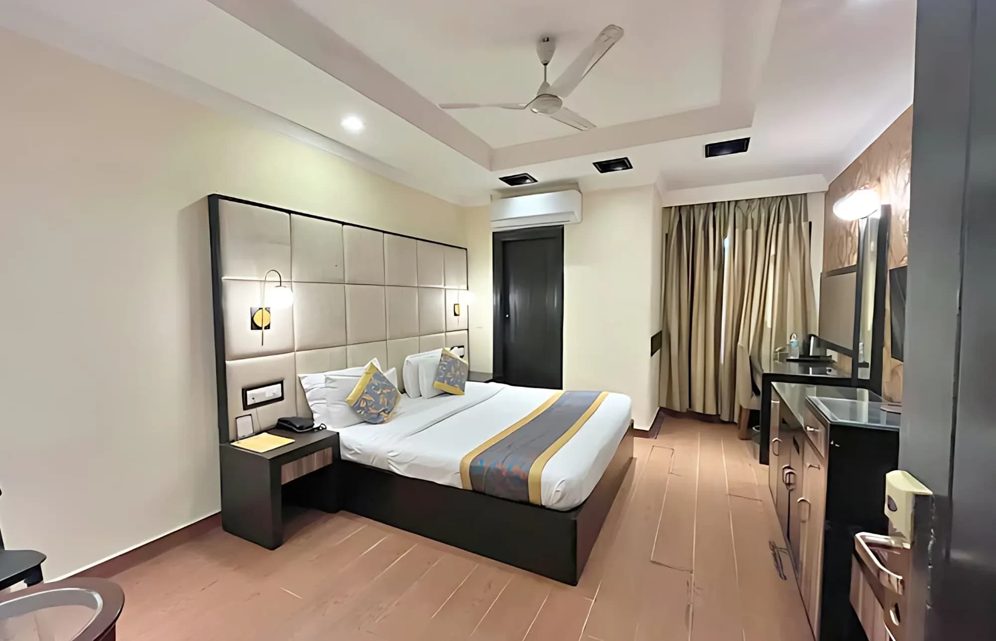 Best Hotel in Delhi for Couples :- The Oakland Plaza