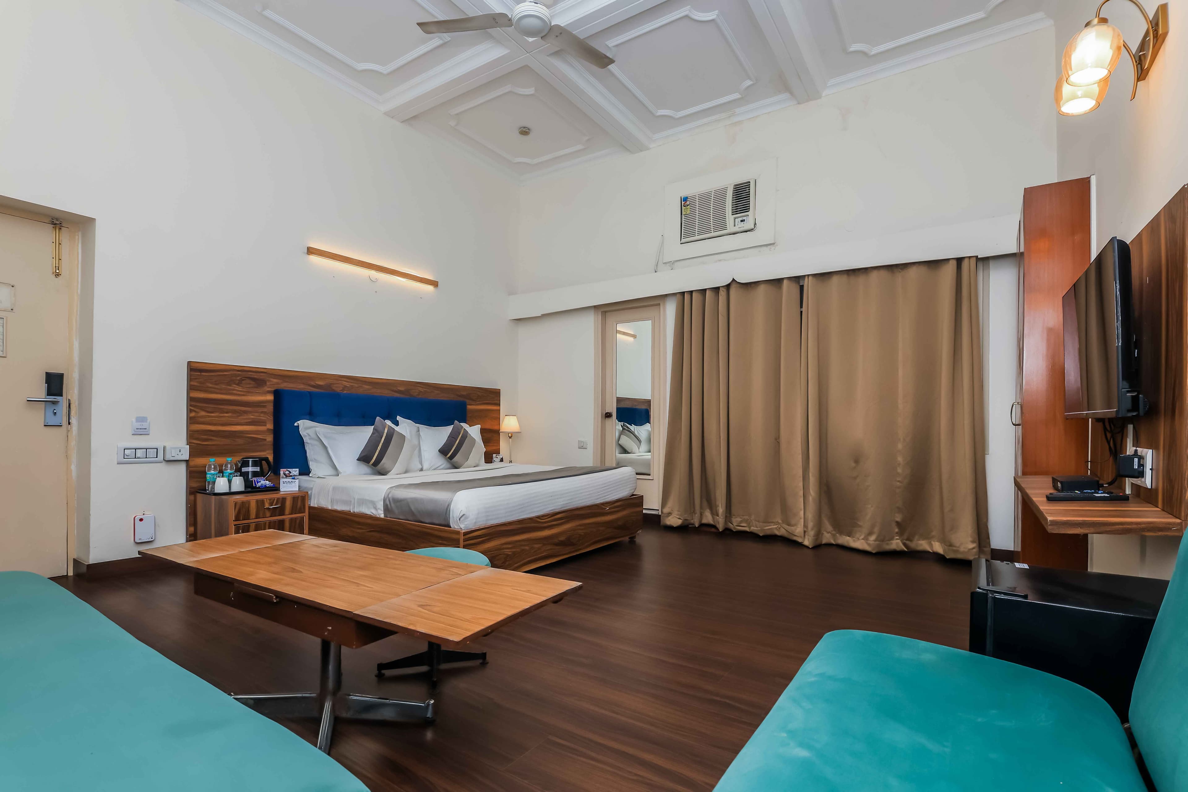 Hotels near Shivaji Bridge Station